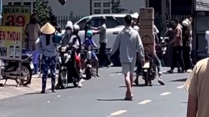 Người dân đập ô tô giải cứu vì nghĩ 2 thiếu nữ bị bắt cóc nhưng hóa ra không phải Người dân đập ô tô giải cứu vì nghĩ 2 thiếu nữ bị bắt cóc nhưng hóa ra không phải