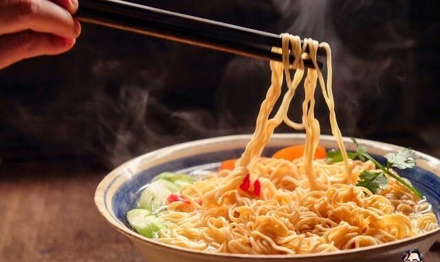 Dừng ngay cách ăn mì tôm của mình dù thèm, ghiền tới mấy Dừng ngay cách ăn mì tôm của mình dù thèm, ghiền tới mấy