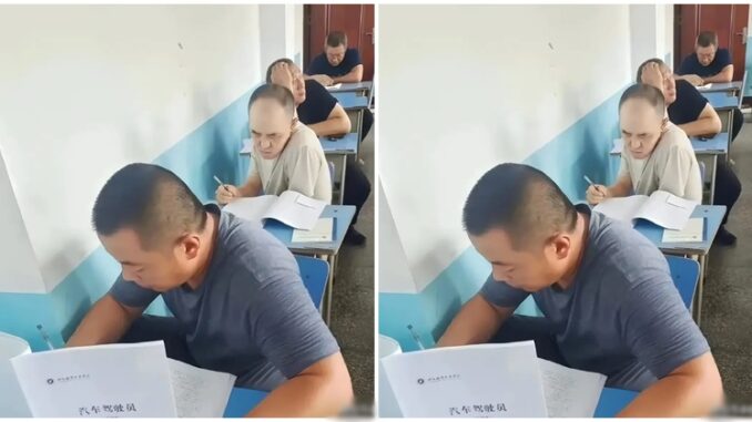 Bức ảnh chụp tư thế ngồi của 4 ông bố khi đi họp phụ huynh phản chiếu tương lai của 4 đứa trẻ Bức ảnh chụp tư thế ngồi của 4 ông bố khi đi họp phụ huynh phản chiếu tương lai của 4 đứa trẻ