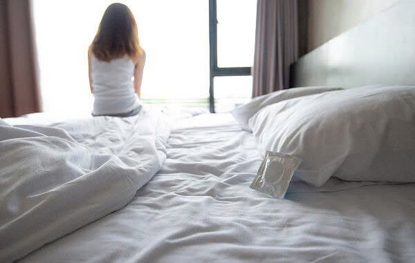 Tôi 21 tuổi, sinh viên năm ba của một trường đại học có tiếng tăm ở Hà Nội, được mọi người đánh giá khá xinh xắn và đáng yêu. Tôi có bạn trai 4 năm, chúng tôi yêu nhau say đắm và chuyện tình này được mọi người ủng hộ. Tôi rất hạnh phúc khi ở bên bạn trai. Trong thời gian đi học việc, tôi được sếp để ý và theo đuổi. Sếp hơn tôi 26 tuổi, phong độ, đề nghị tôi có mối quan hệ không ràng buộc, anh bảo sẽ cho tôi tiền bạc hoặc những gì tôi muốn. Thú thật, tôi không có tình cảm với sếp, cũng không cảm thấy cám dỗ bởi những thứ sếp đưa ra. Thế nhưng tôi vẫn muốn thử vì bản tính luôn tò mò, ai ngờ Tôi 21 tuổi, sinh viên năm ba của một trường đại học có tiếng tăm ở Hà Nội, được mọi người đánh giá khá xinh xắn và đáng yêu. Tôi có bạn trai 4 năm, chúng tôi yêu nhau say đắm và chuyện tình này được mọi người ủng hộ. Tôi rất hạnh phúc khi ở bên bạn trai. Trong thời gian đi học việc, tôi được sếp để ý và theo đuổi. Sếp hơn tôi 26 tuổi, phong độ, đề nghị tôi có mối quan hệ không ràng buộc, anh bảo sẽ cho tôi tiền bạc hoặc những gì tôi muốn. Thú thật, tôi không có tình cảm với sếp, cũng không cảm thấy cám dỗ bởi những thứ sếp đưa ra. Thế nhưng tôi vẫn muốn thử vì bản tính luôn tò mò, ai ngờ