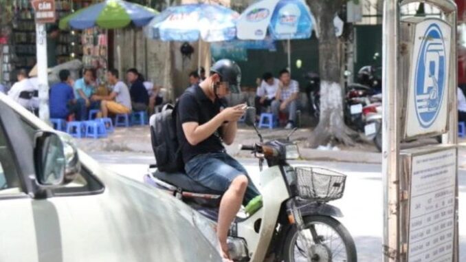 Nếu không muốn mất 10-14 triệu thì chớ dại mà làm điều này khi điều khiển phương tiện trên đường Nếu không muốn mất 10-14 triệu thì chớ dại mà làm điều này khi điều khiển phương tiện trên đường