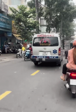 Xôn xao clip xe cứu thương chạy trên đường với âm thanh ‘kỳ lạ’: CSGT thông tin bất ngờ! Xôn xao clip xe cứu thương chạy trên đường với âm thanh ‘kỳ lạ’: CSGT thông tin bất ngờ!