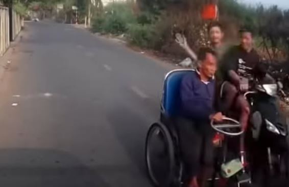 Phẫn nộ với hành động của hai thanh niên đi xe máy tát vào đầu một người tàn tật Phẫn nộ với hành động của hai thanh niên đi xe máy tát vào đầu một người tàn tật