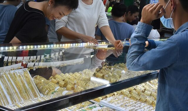 Giá vàng tối 12/2: Chỉ sau vài tiếng mọi thứ đã thay đổi, người om vàng khóc thét Giá vàng tối 12/2: Chỉ sau vài tiếng mọi thứ đã thay đổi, người om vàng khóc thét