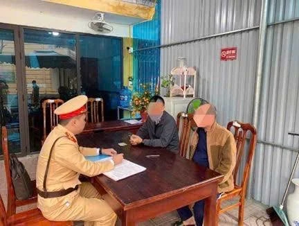 Công an Tuyên Quang xử lý tài xế mở cửa xe không đảm bảo an toàn Công an Tuyên Quang xử lý tài xế mở cửa xe không đảm bảo an toàn