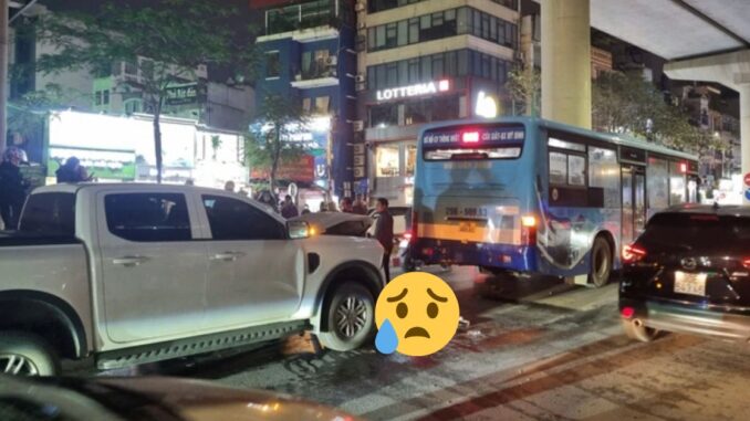 Người nhà tài xế xe ôm công nghệ bị TN:GT liên hoàn tại Cầu Giấy khóc ngất: Con ơi là con, không còn hy vọng nữa rồi… Người nhà tài xế xe ôm công nghệ bị TN:GT liên hoàn tại Cầu Giấy khóc ngất: Con ơi là con, không còn hy vọng nữa rồi…