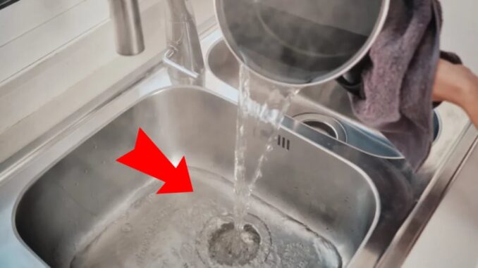Vì sao không nên đổ nước nóng vào bồn rửa bát? Vì sao không nên đổ nước nóng vào bồn rửa bát?