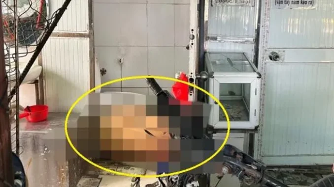 Người đàn ông không mặc quần áo tử vong trong nhà vệ sinh Người đàn ông không mặc quần áo tử vong trong nhà vệ sinh