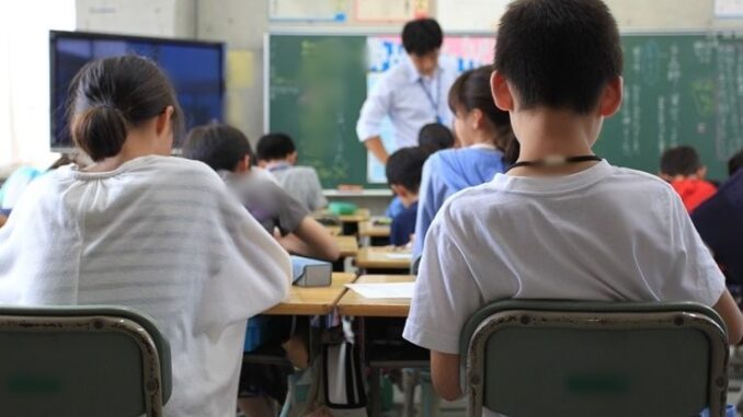 Giáo viên, trường học đồng loạt dừng dạy thêm: Vì sao Giáo viên, trường học đồng loạt dừng dạy thêm: Vì sao