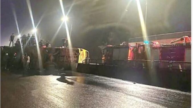 Lật xe khách tại QL1 qua Phú Yên, 3 người t ử v ong, nhiều người bị thương Lật xe khách tại QL1 qua Phú Yên, 3 người t ử v ong, nhiều người bị thương
