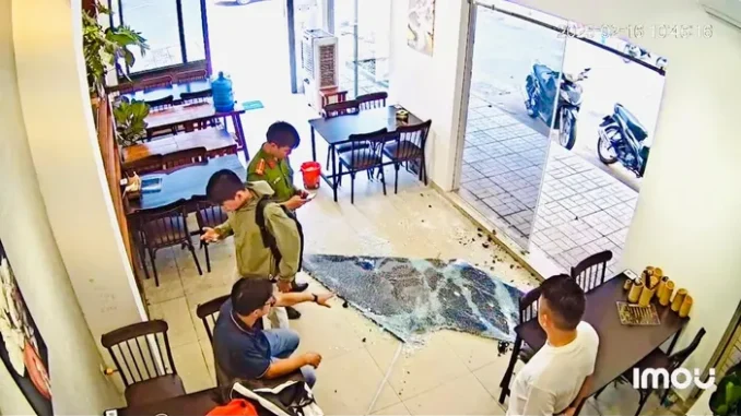 Người đàn ông chọc ghẹo cô gái, đập phá quán ăn Người đàn ông chọc ghẹo cô gái, đập phá quán ăn