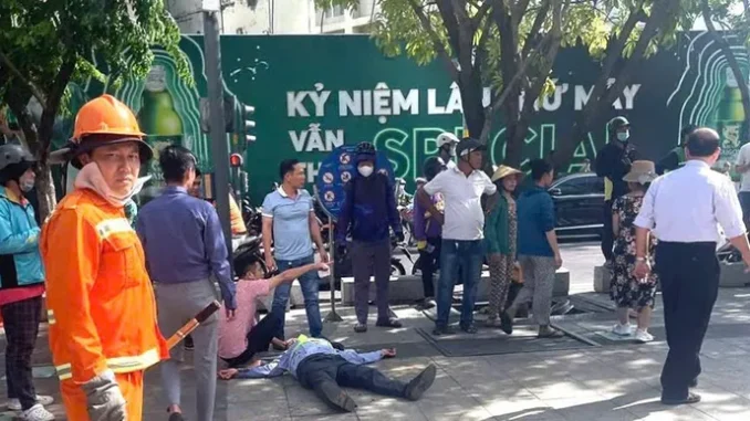 Bảo vệ phố đi bộ ở TPHCM bị đánh gục khi nhắc nhở người dẫn chó không rọ mõm Bảo vệ phố đi bộ ở TPHCM bị đánh gục khi nhắc nhở người dẫn chó không rọ mõm