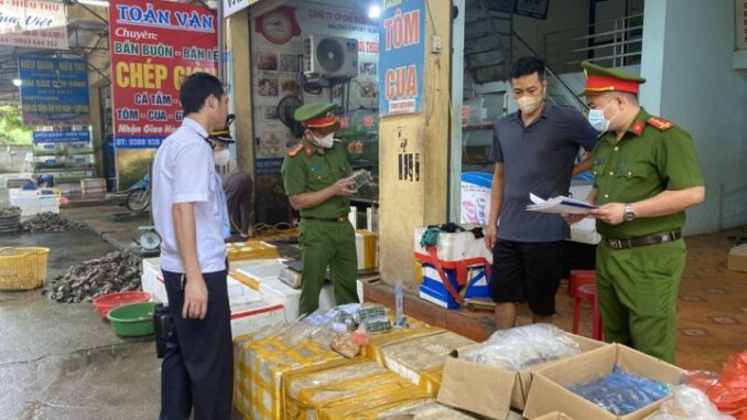 Không thể ngờ đây lại là quy trình sản xuất ra loại xiên bán tràn lan tại các cổng trường Không thể ngờ đây lại là quy trình sản xuất ra loại xiên bán tràn lan tại các cổng trường