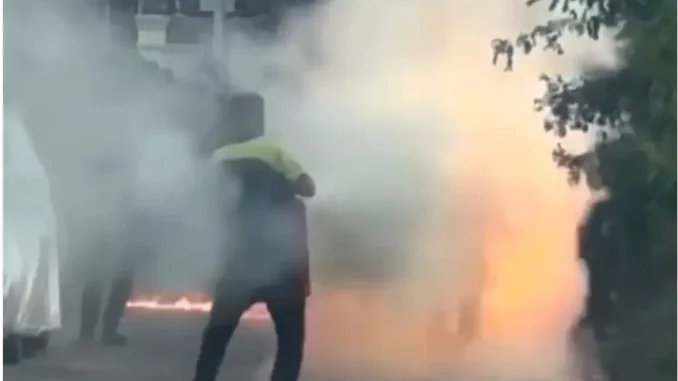 Vụ "nghịch tử" đốt mẹ ruột ở Trà Vinh: Clip 27 giây ghi lại hình ảnh "táng tận lương tâm" Vụ "nghịch tử" đốt mẹ ruột ở Trà Vinh: Clip 27 giây ghi lại hình ảnh "táng tận lương tâm"