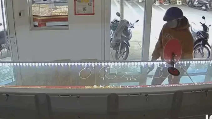 Người đàn ông bịt mặt, dùng búa cướp tiệm vàng ở Lâm Đồng Người đàn ông bịt mặt, dùng búa cướp tiệm vàng ở Lâm Đồng