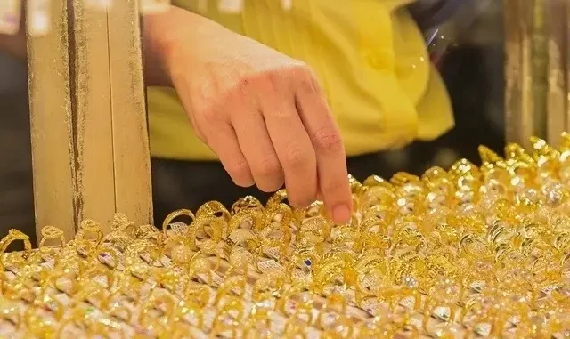 Giá vàng 19/2 tăng giảm chóng mặt, cửa hàng điều chỉnh chiều mua vào cao chưa từng thấy Giá vàng 19/2 tăng giảm chóng mặt, cửa hàng điều chỉnh chiều mua vào cao chưa từng thấy