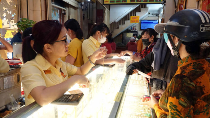 Giá vàng hôm nay: Bất ngờ vàng nhẫn quay đầu giảm trước ngày Thần tài Giá vàng hôm nay: Bất ngờ vàng nhẫn quay đầu giảm trước ngày Thần tài