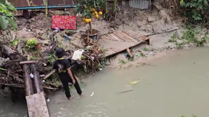 Lê Dương Bảo Lâm: ‘Lũ cuốn trôi hết nhà, tài sản của tôi rồi’ Lê Dương Bảo Lâm: ‘Lũ cuốn trôi hết nhà, tài sản của tôi rồi’