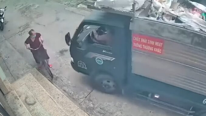 Cô gái nghi không có giấy phép lái xe điều khiển xe chở rác, tông chết 1 cụ bà Cô gái nghi không có giấy phép lái xe điều khiển xe chở rác, tông chết 1 cụ bà