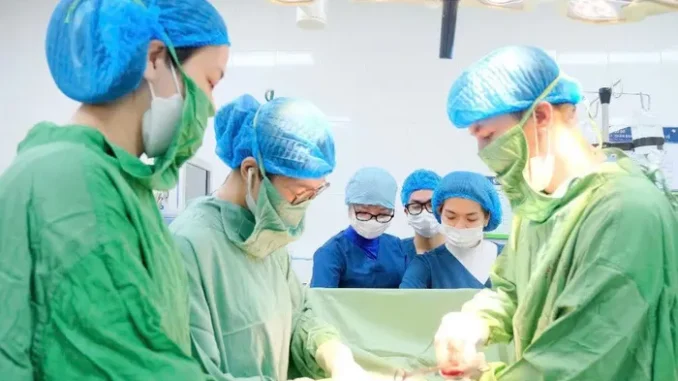 Hai mẹ con ở Hà Nội nguy kịch chỉ một giờ sau bữa cơm trưa có tôm, cua Hai mẹ con ở Hà Nội nguy kịch chỉ một giờ sau bữa cơm trưa có tôm, cua