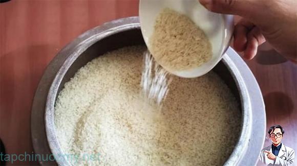 Vì sao thường nói: ‘Gạo trong thùng gốm giàu 3 họ, gạo đựng thùng nhựa khó 3 đời’? Thùng gạo có thật sự quan trọng không? Vì sao thường nói: ‘Gạo trong thùng gốm giàu 3 họ, gạo đựng thùng nhựa khó 3 đời’? Thùng gạo có thật sự quan trọng không?