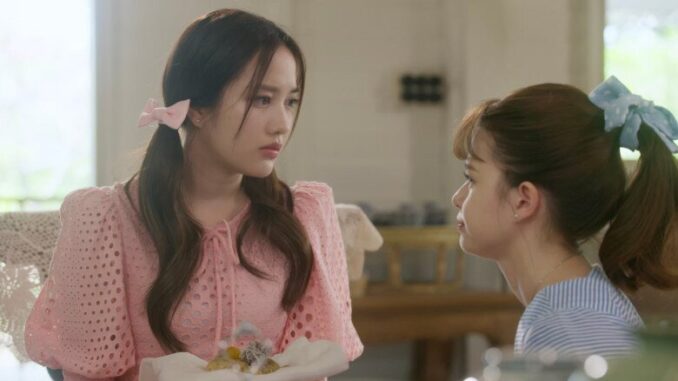 Thấy người phụ nữ lạ lén nhìn con trai tôi suốt bữa tiệc, sau khi ra về cô ấy bỗng chạy đến xin vài sợi tóc khiến tôi sốc Thấy người phụ nữ lạ lén nhìn con trai tôi suốt bữa tiệc, sau khi ra về cô ấy bỗng chạy đến xin vài sợi tóc khiến tôi sốc