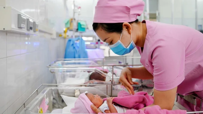 Bộ Chính trị đồng ý “không kỷ luật những trường hợp sinh con thứ ba” Bộ Chính trị đồng ý “không kỷ luật những trường hợp sinh con thứ ba”