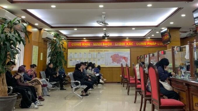 ‘Chen chân chật chội’ đi đăng kí dạy thêm, giáo viên ‘than trời’ vì thủ tục quá nhiều ‘Chen chân chật chội’ đi đăng kí dạy thêm, giáo viên ‘than trời’ vì thủ tục quá nhiều