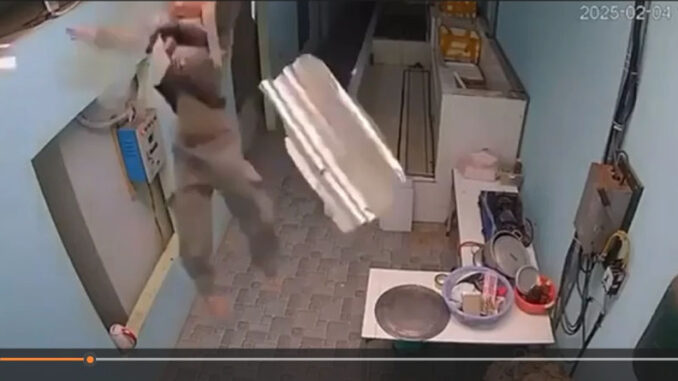 Bé trai kh:ó:c th:ét khi r:ơ:i thẳng từ mái nhà xuống đất: Đoạn camera khiến gia chủ run rẩy Bé trai kh:ó:c th:ét khi r:ơ:i thẳng từ mái nhà xuống đất: Đoạn camera khiến gia chủ run rẩy