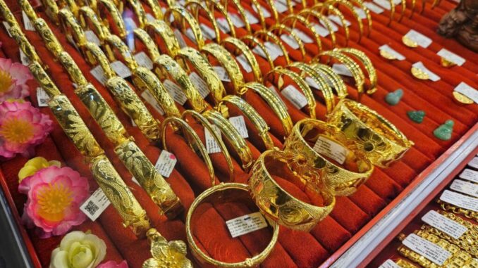 Giá vàng miếng SJC, vàng nhẫn tăng vọt, đồng loạt lập kỷ lục mới Giá vàng miếng SJC, vàng nhẫn tăng vọt, đồng loạt lập kỷ lục mới