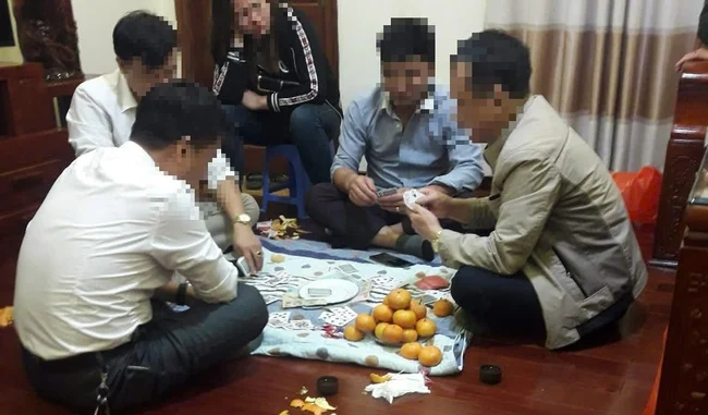Xác minh hình ảnh nhiều lãnh đạo xã Long Châu (huyện Yên Phong, Bắc Ninh) chơi bài ăn tiền Xác minh hình ảnh nhiều lãnh đạo xã Long Châu (huyện Yên Phong, Bắc Ninh) chơi bài ăn tiền
