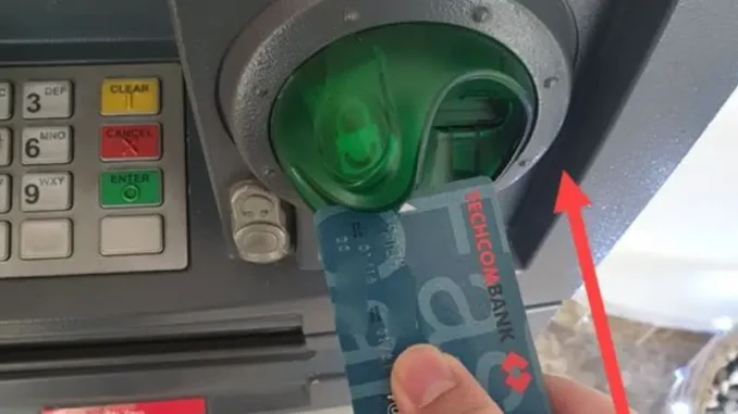 Rút tiền bằng thẻ ATM, chuyển tiền ngân hàng online dịp Tết: Chú ý 3 điều này kẻo mất sạch tiền trong tài khoản Rút tiền bằng thẻ ATM, chuyển tiền ngân hàng online dịp Tết: Chú ý 3 điều này kẻo mất sạch tiền trong tài khoản