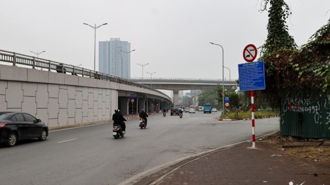 Biển chỉ dẫn giao thông chữ nhỏ như văn bản, đánh đố tài xế ô tô Biển chỉ dẫn giao thông chữ nhỏ như văn bản, đánh đố tài xế ô tô