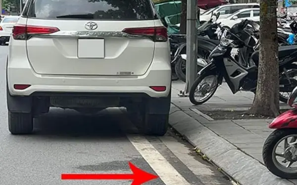 Vạch kẻ trắng liền sát vỉa hè để làm gì? Biết kẻo mất tiền oan Vạch kẻ trắng liền sát vỉa hè để làm gì? Biết kẻo mất tiền oan