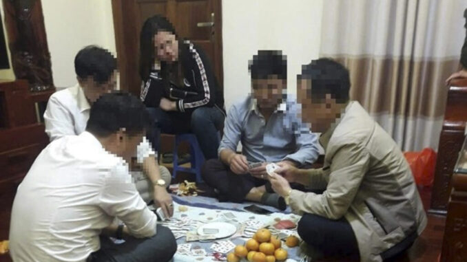 Phó chủ tịch xã Long Châu lên tiếng về hình ảnh nghi chơi bài ăn tiền Phó chủ tịch xã Long Châu lên tiếng về hình ảnh nghi chơi bài ăn tiền