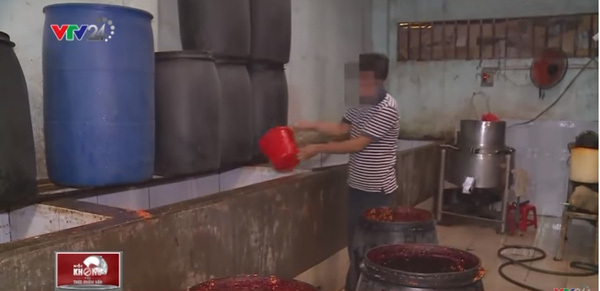 H-ãi hù-ng quy trình sản xuất tương ớt: Giòi bò lúc nhúc, mùi hóa chất xộc lên khắp nhà xưởng H-ãi hù-ng quy trình sản xuất tương ớt: Giòi bò lúc nhúc, mùi hóa chất xộc lên khắp nhà xưởng