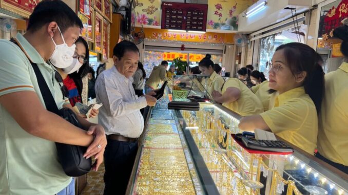 Giá vàng liên tục lên đỉnh, người dân mang vàng tích trữ 10 năm đi bán ‘chốt lời’ Giá vàng liên tục lên đỉnh, người dân mang vàng tích trữ 10 năm đi bán ‘chốt lời’