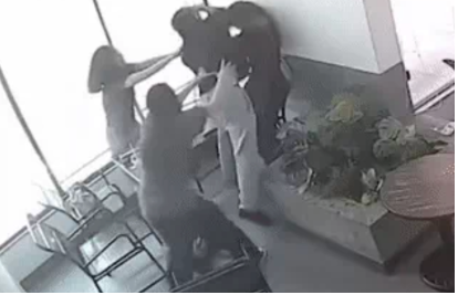 Kh ởi t ố gã bạn trai ha’:nh hu:ng cô gái đến ng ất xỉu trong quán cà phê ở TPHCM Kh ởi t ố gã bạn trai ha’:nh hu:ng cô gái đến ng ất xỉu trong quán cà phê ở TPHCM