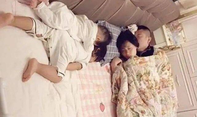Bức ảnh gia đình 4 người nằm ngủ bất ngờ gây sốt vì 1 điều Bức ảnh gia đình 4 người nằm ngủ bất ngờ gây sốt vì 1 điều
