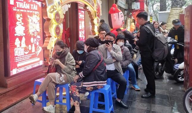 Khóc ngất vì xếp hàng cả ngày vẫn không mua được chỉ vàng nào Khóc ngất vì xếp hàng cả ngày vẫn không mua được chỉ vàng nào