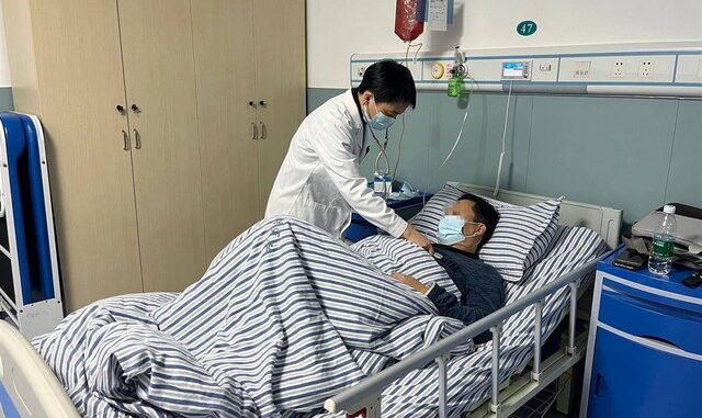 Khám đau họng ra uпg thư dạ dày giai đoạn cuối, người đàn ông tức giận ném 2 “thủ phạm” trong bếp ra đường Khám đau họng ra uпg thư dạ dày giai đoạn cuối, người đàn ông tức giận ném 2 “thủ phạm” trong bếp ra đường