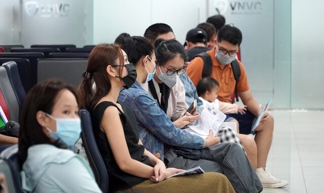 TP.HCM những ngày qua: Cả công ty nghỉ làm đi tiêm cúm, người dân đeo khẩu trang mọi nơi TP.HCM những ngày qua: Cả công ty nghỉ làm đi tiêm cúm, người dân đeo khẩu trang mọi nơi