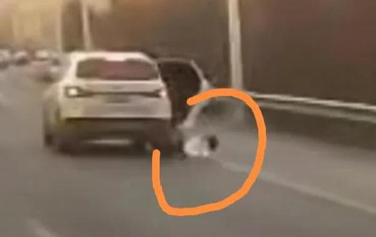 Cửa xe đột nhiên mở trên đường cao tốc, một đứa t:rẻ rơi ra ngoài Cửa xe đột nhiên mở trên đường cao tốc, một đứa t:rẻ rơi ra ngoài