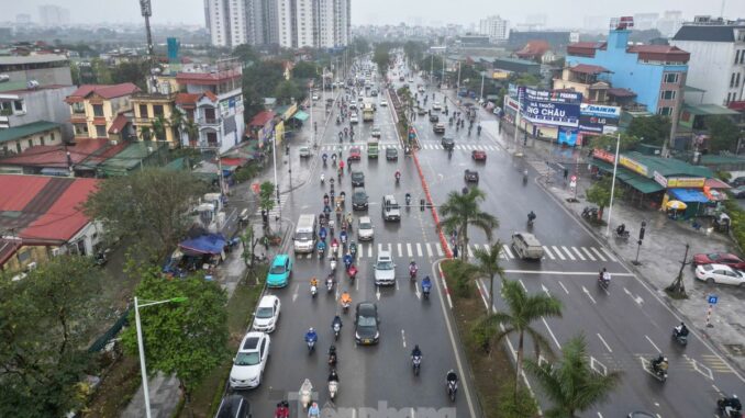 Thí điểm tắt đèn đỏ, đóng ngã tư: Đường 8 làn ở Hà Nội thông thoáng đến khó tin, điểm đen ùn tắc được xóa bỏ Thí điểm tắt đèn đỏ, đóng ngã tư: Đường 8 làn ở Hà Nội thông thoáng đến khó tin, điểm đen ùn tắc được xóa bỏ