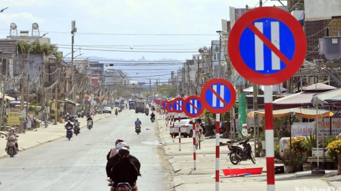 Ch;oáng v;áng đoạn đường chỉ 1km ở Lâm Đồng mà ‘trồng’ tới 23 biển cấm đỗ xe: Lãng phí tiền của, ai chịu trách nhiệm? Ch;oáng v;áng đoạn đường chỉ 1km ở Lâm Đồng mà ‘trồng’ tới 23 biển cấm đỗ xe: Lãng phí tiền của, ai chịu trách nhiệm?