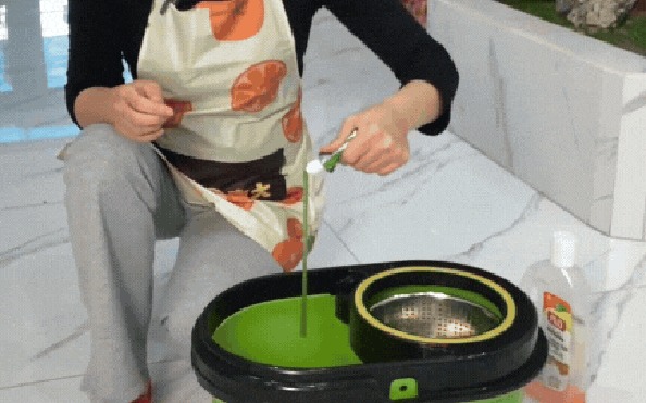 Chiến đấu với nồm ẩm, mẹ Hà Nội chia sẻ mẹo rẻ mà hiệu quả cực cao, lau đến đâu sàn nhà khô đến đó! Chiến đấu với nồm ẩm, mẹ Hà Nội chia sẻ mẹo rẻ mà hiệu quả cực cao, lau đến đâu sàn nhà khô đến đó!