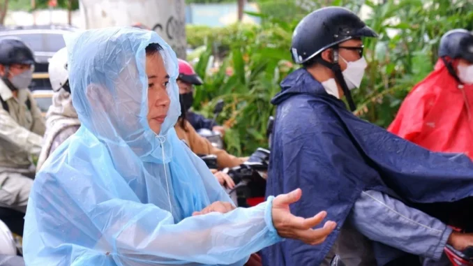 Dừng xe máy mặc áo mưa như thế nào để không bị phạt 14 triệu? Dừng xe máy mặc áo mưa như thế nào để không bị phạt 14 triệu?