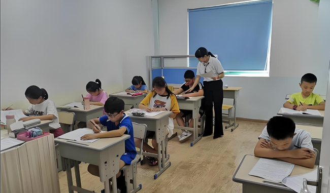 Phụ huynh lên tiếng: Chừng nào con tôi và nhiều em khác vẫn phải vừa ăn bánh Chưng vừa làm bài tập Tết thì cấm dạy thêm là biện pháp nửa vời! Phụ huynh lên tiếng: Chừng nào con tôi và nhiều em khác vẫn phải vừa ăn bánh Chưng vừa làm bài tập Tết thì cấm dạy thêm là biện pháp nửa vời!