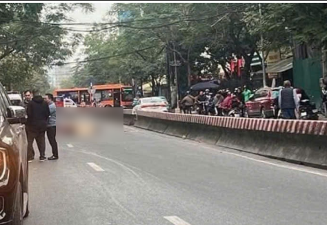 Thương tâm: Một sinh viên t uv ong trên đường Lạc Long Quân (Hà Nội) Thương tâm: Một sinh viên t uv ong trên đường Lạc Long Quân (Hà Nội)