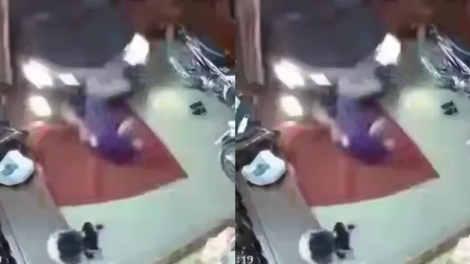Kinh hoàng khoảnh khắc ô tô lao vào nhà dân khi 2 ông cháu đang ngồi xem TV: Đoạn clip khiến nhiều người sợ hãi Kinh hoàng khoảnh khắc ô tô lao vào nhà dân khi 2 ông cháu đang ngồi xem TV: Đoạn clip khiến nhiều người sợ hãi